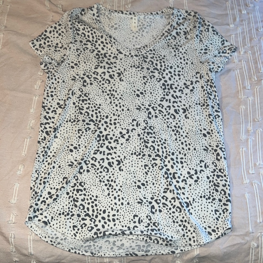 White and grey cheetah print shirt